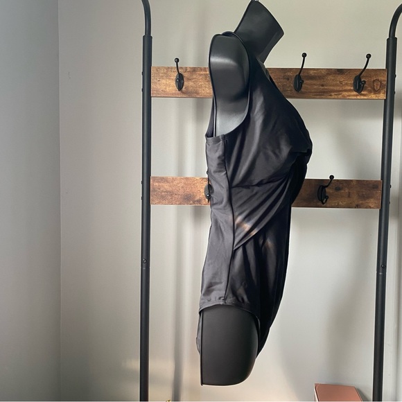 DKNY women’s Peekaboo Twist-Detail Low-Back One-Piece Swimsuit in black size 14 - Picture 4 of 7